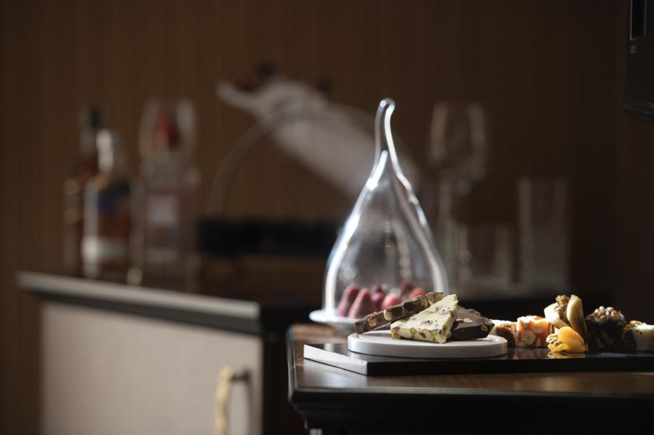 Megasaray Westbeach Antalia Esterno foto A wine decanter