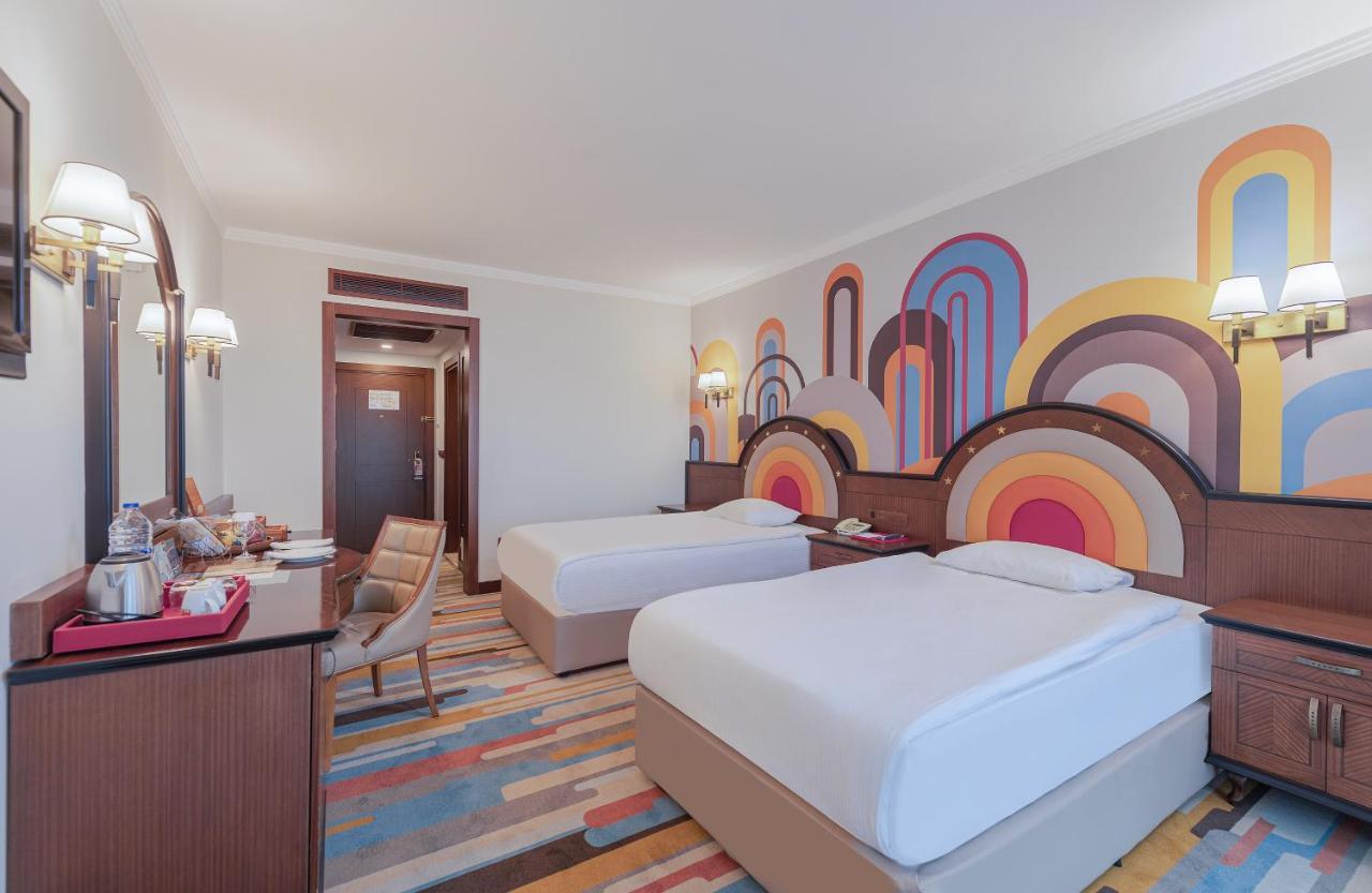 Megasaray Westbeach Antalia Esterno foto A room at the hotel