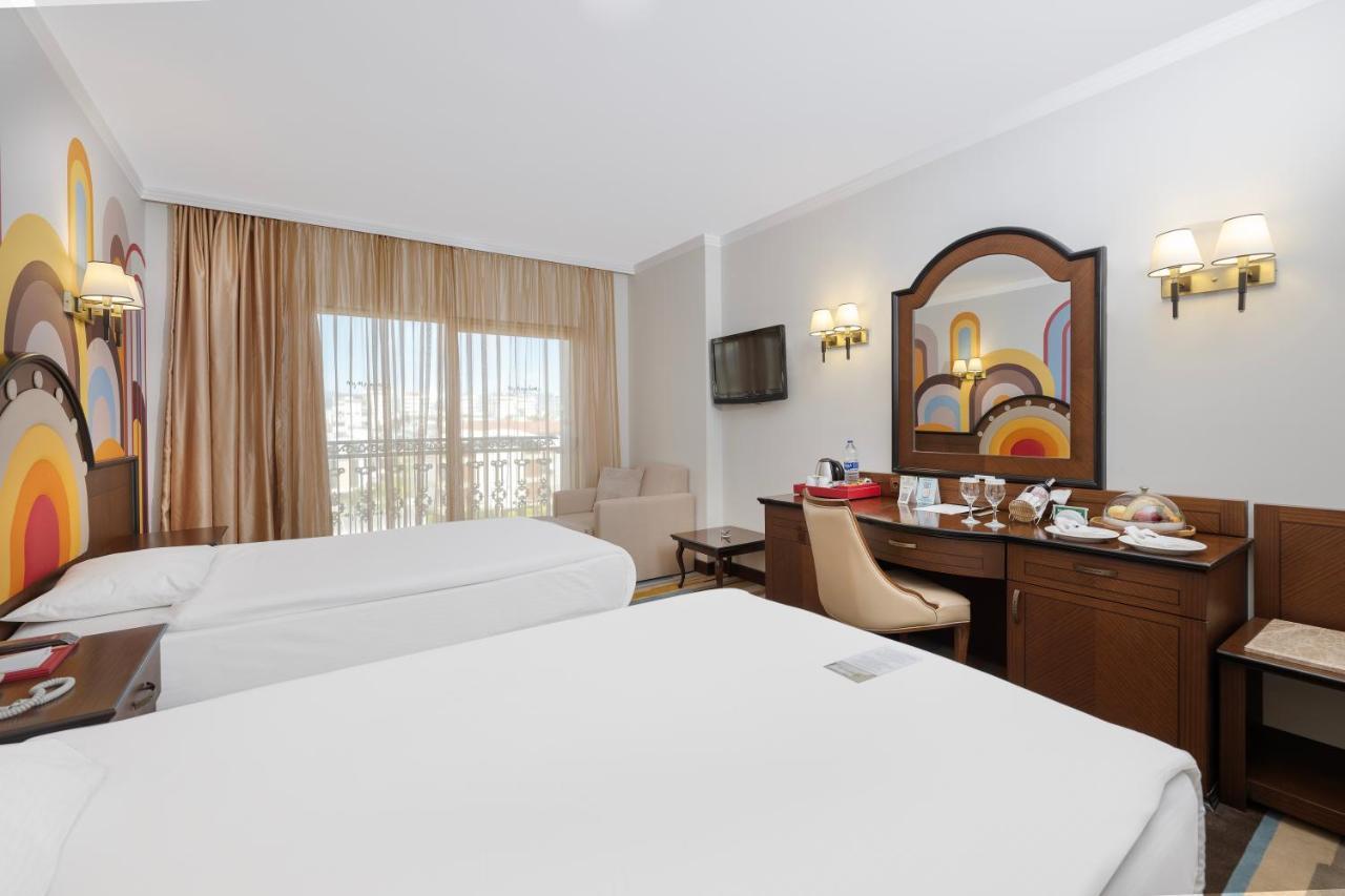 Megasaray Westbeach Antalia Esterno foto A room at the hotel