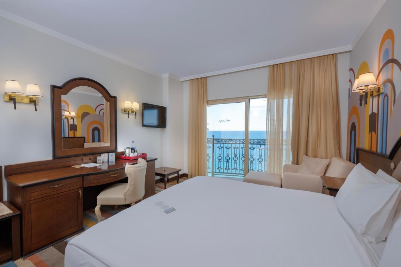 Megasaray Westbeach Antalia Esterno foto A room at the hotel