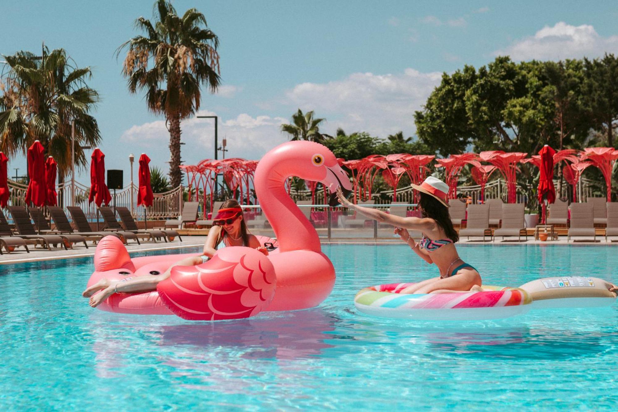 Megasaray Westbeach Antalia Esterno foto A pink flamingo float