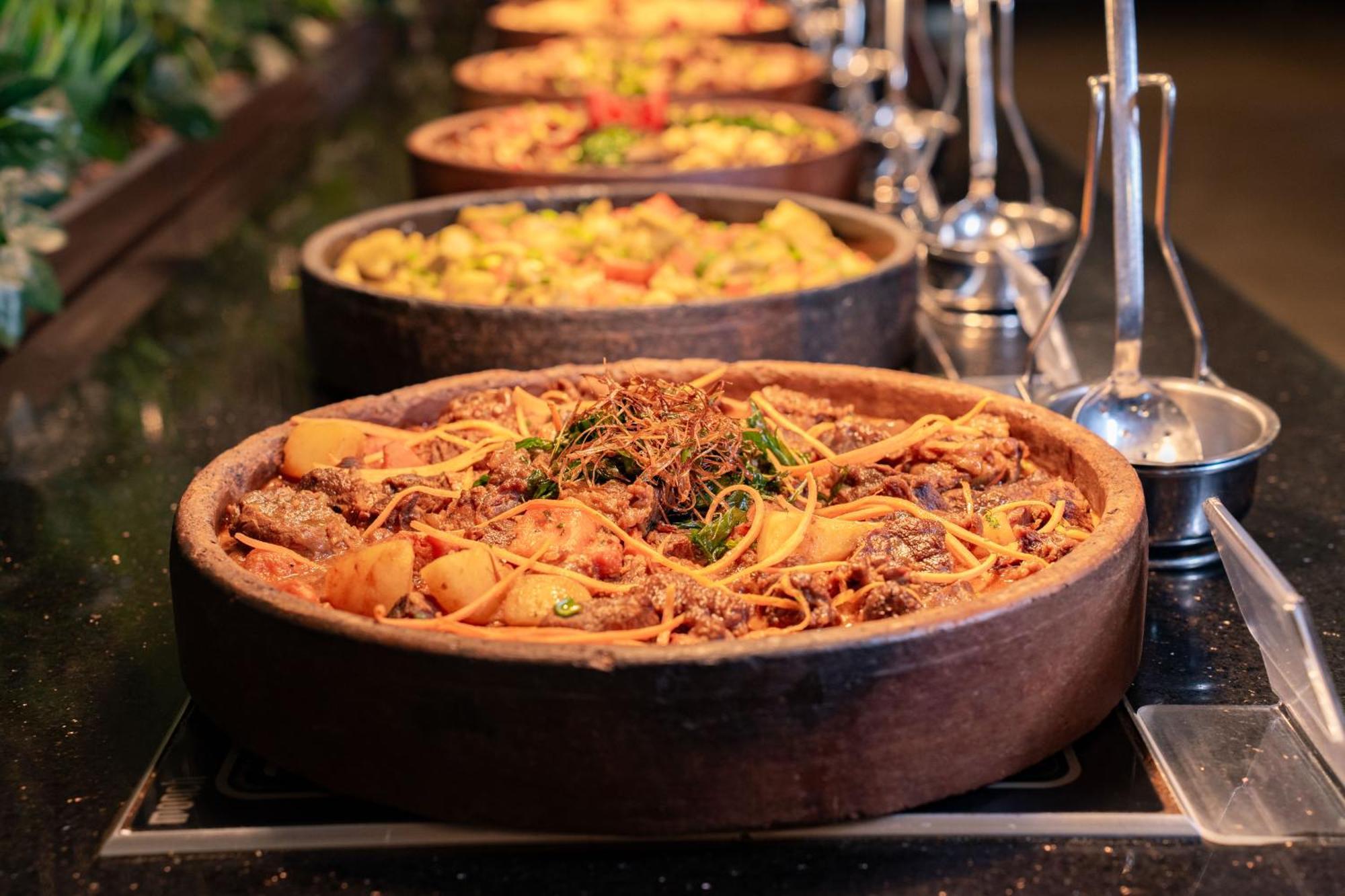 Megasaray Westbeach Antalia Esterno foto A selection of food at a buffet