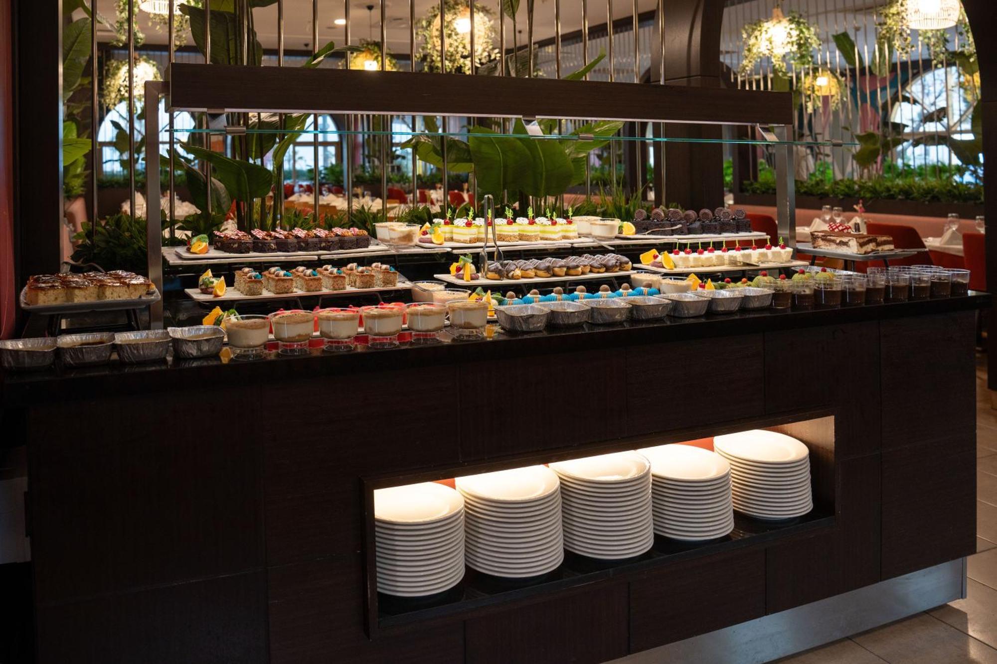Megasaray Westbeach Antalia Esterno foto A dessert buffet