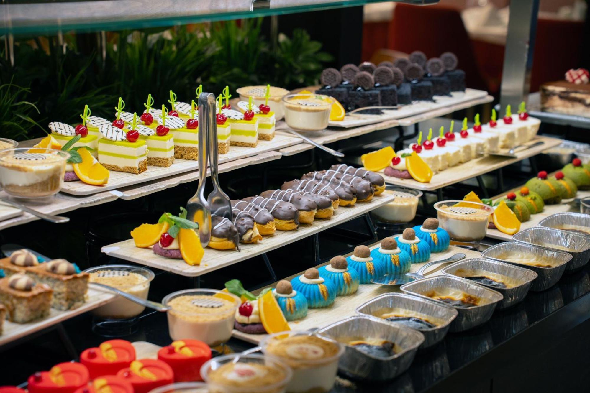 Megasaray Westbeach Antalia Esterno foto A dessert buffet
