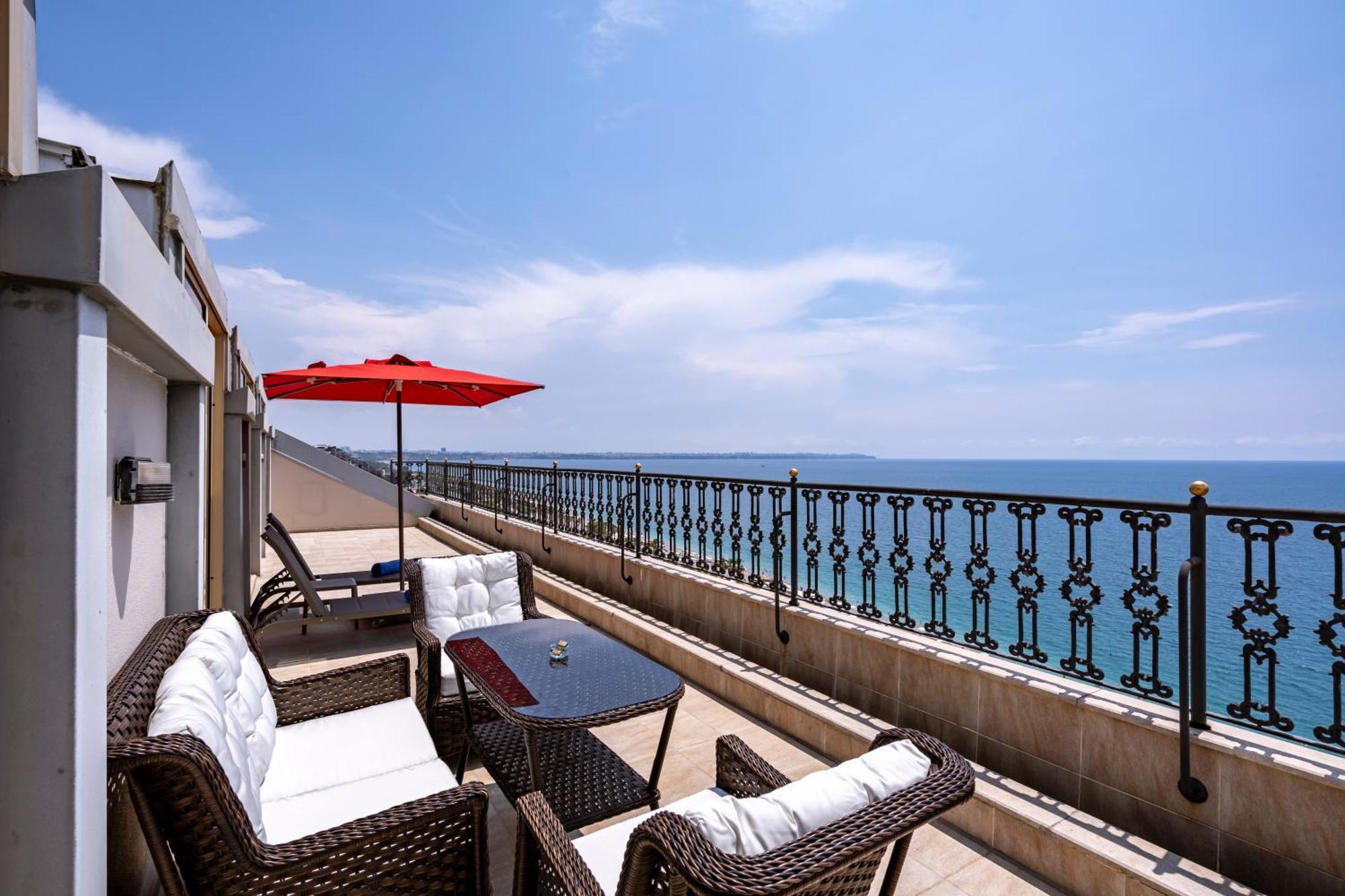 Megasaray Westbeach Antalia Esterno foto The terrace of a suite at the Carlton