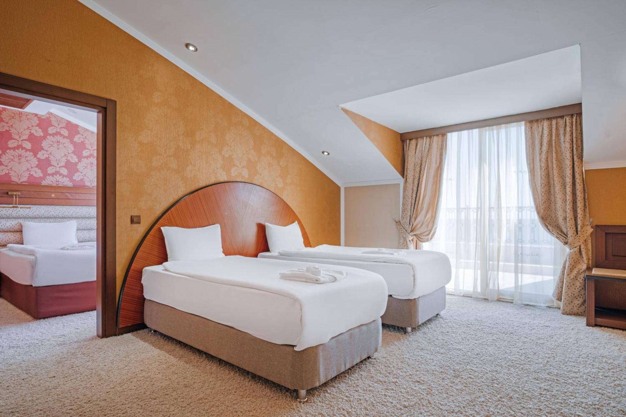 Megasaray Westbeach Antalia Esterno foto A room at the hotel